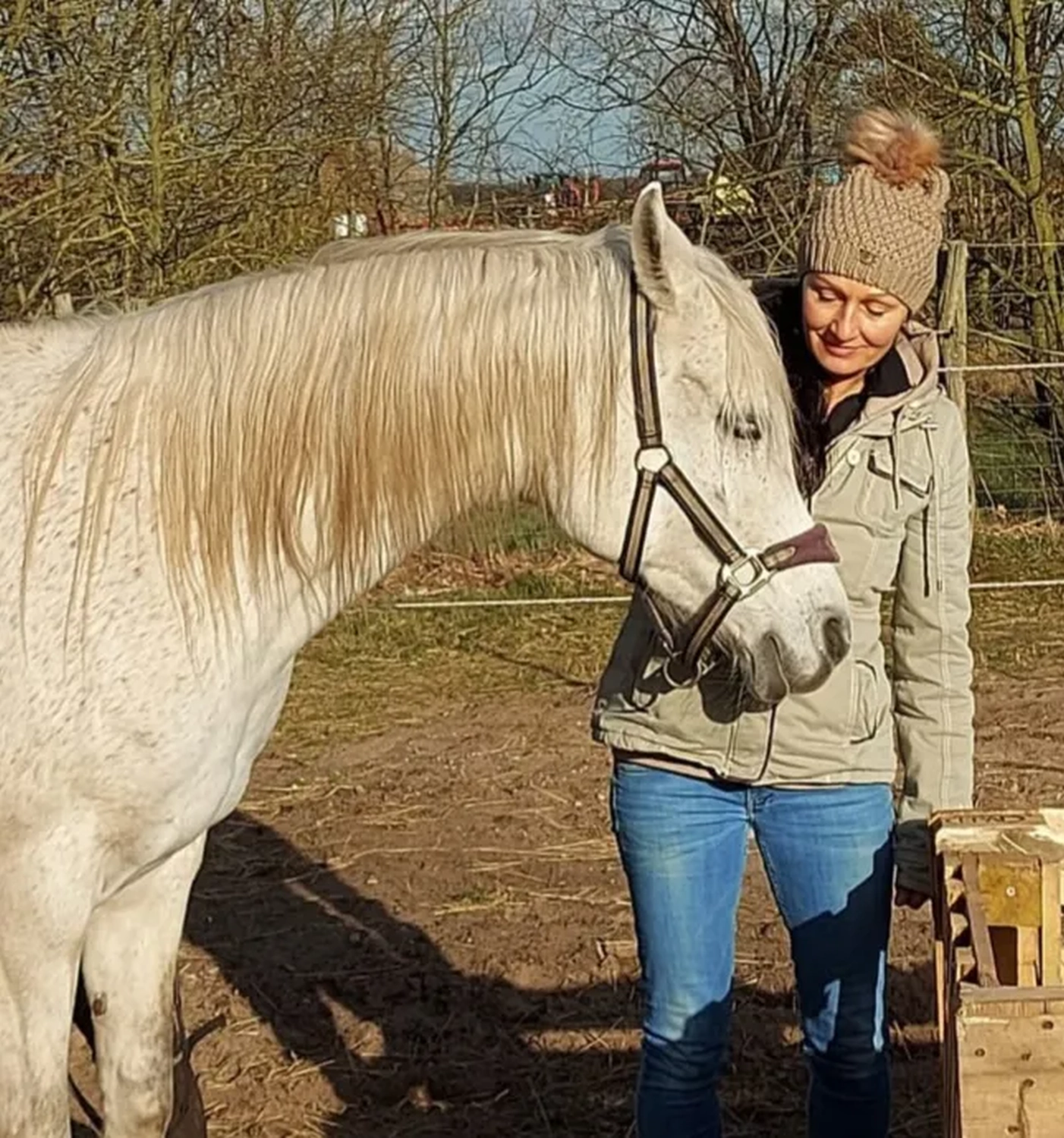 Dagmar Pilz mit Pferd von Visionäre Pferdeosteopathie