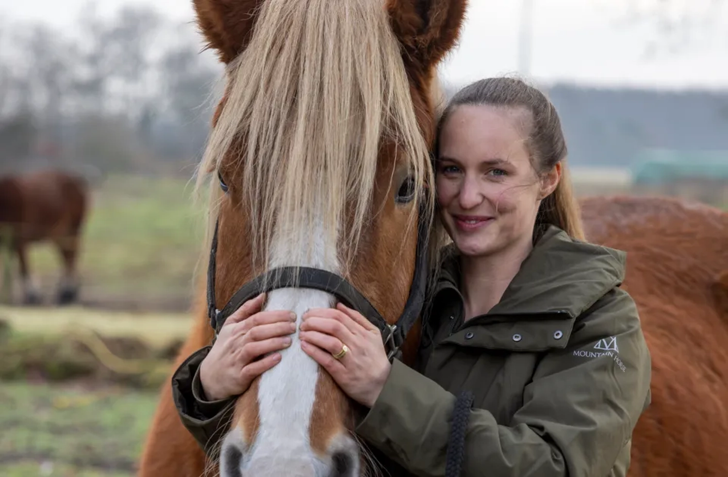 Leonie Johannink mit Pferd von Visionäre Pferdeosteopathie