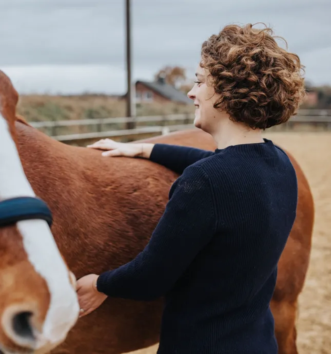 Katharina Brauer mit Pferd von Visionäre Pferdeosteopathie