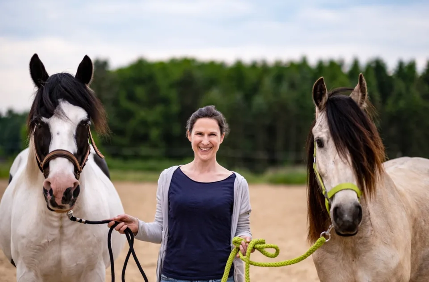 Britta Gossow mit Pferd von Visionäre Pferdeosteopathie