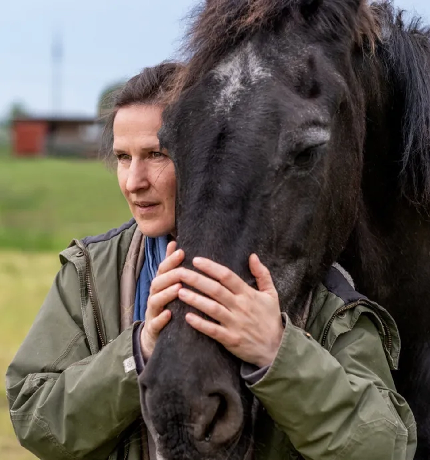 Britta Gossow mit Pferd von Visionäre Pferdeosteopathie