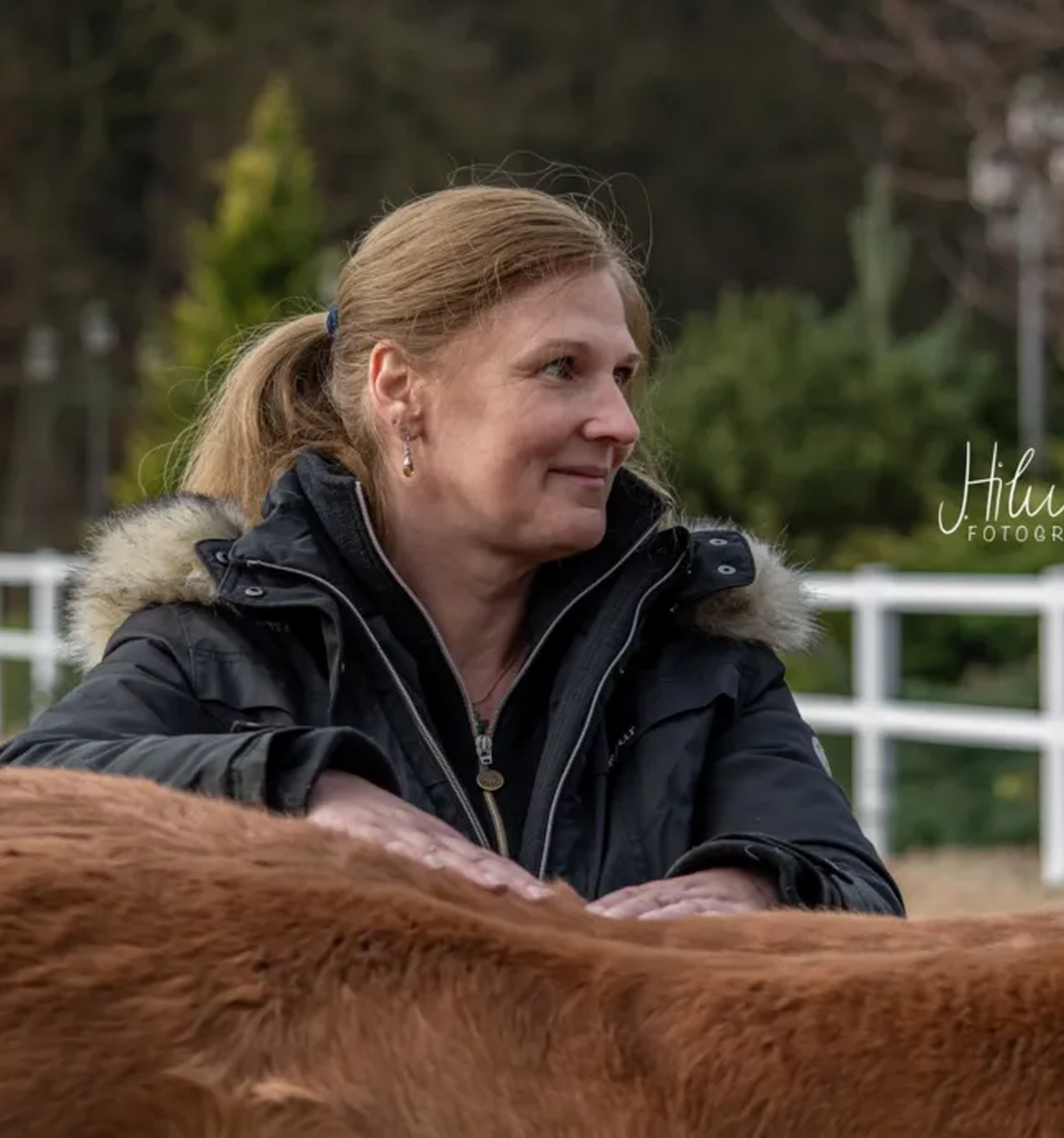 Christine Heußinger mit Pferd von Visionäre Pferdeosteopathie
