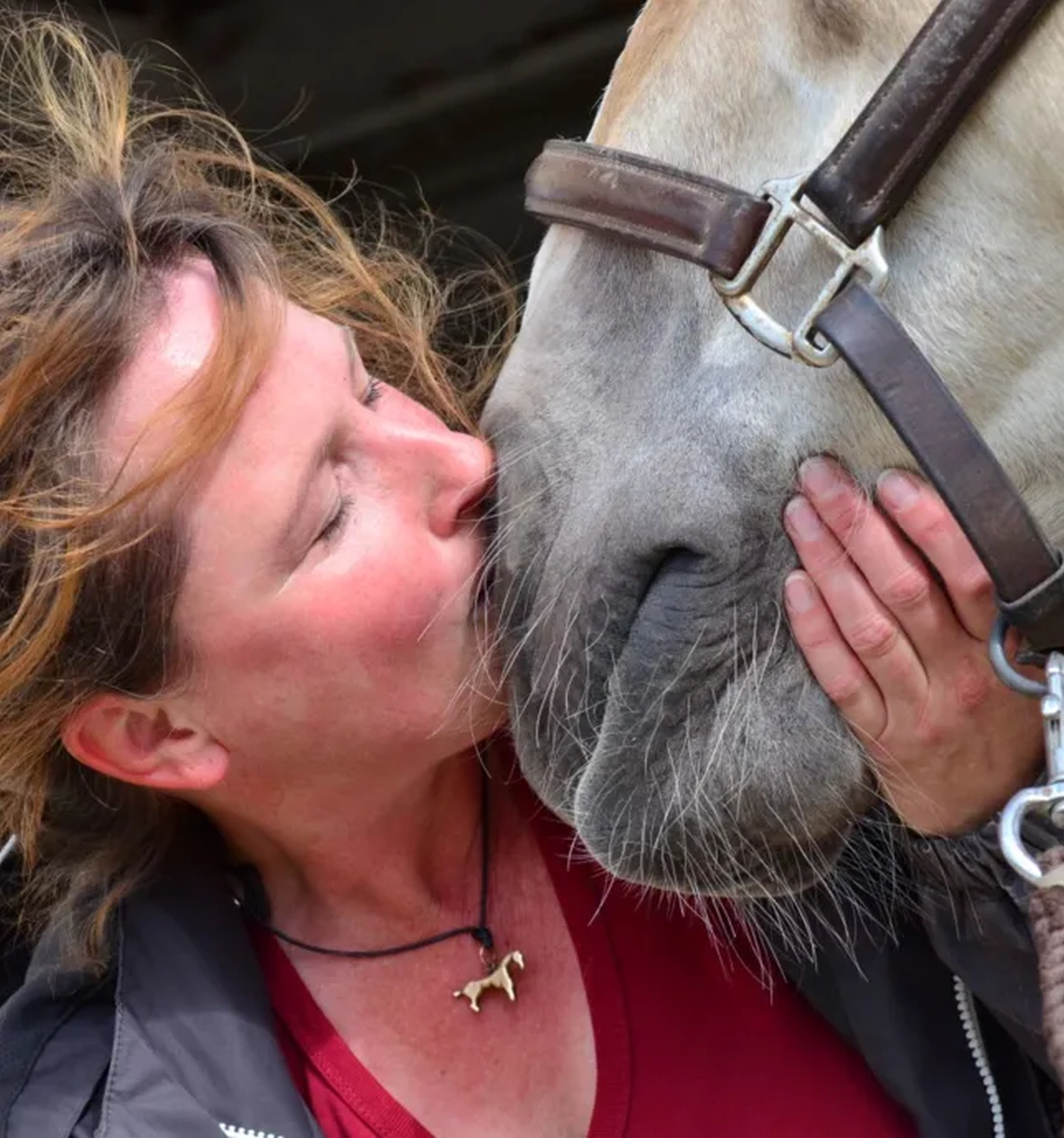 Manuela Heblich küsst das Pferd von Visionäre Pferdeosteopathie