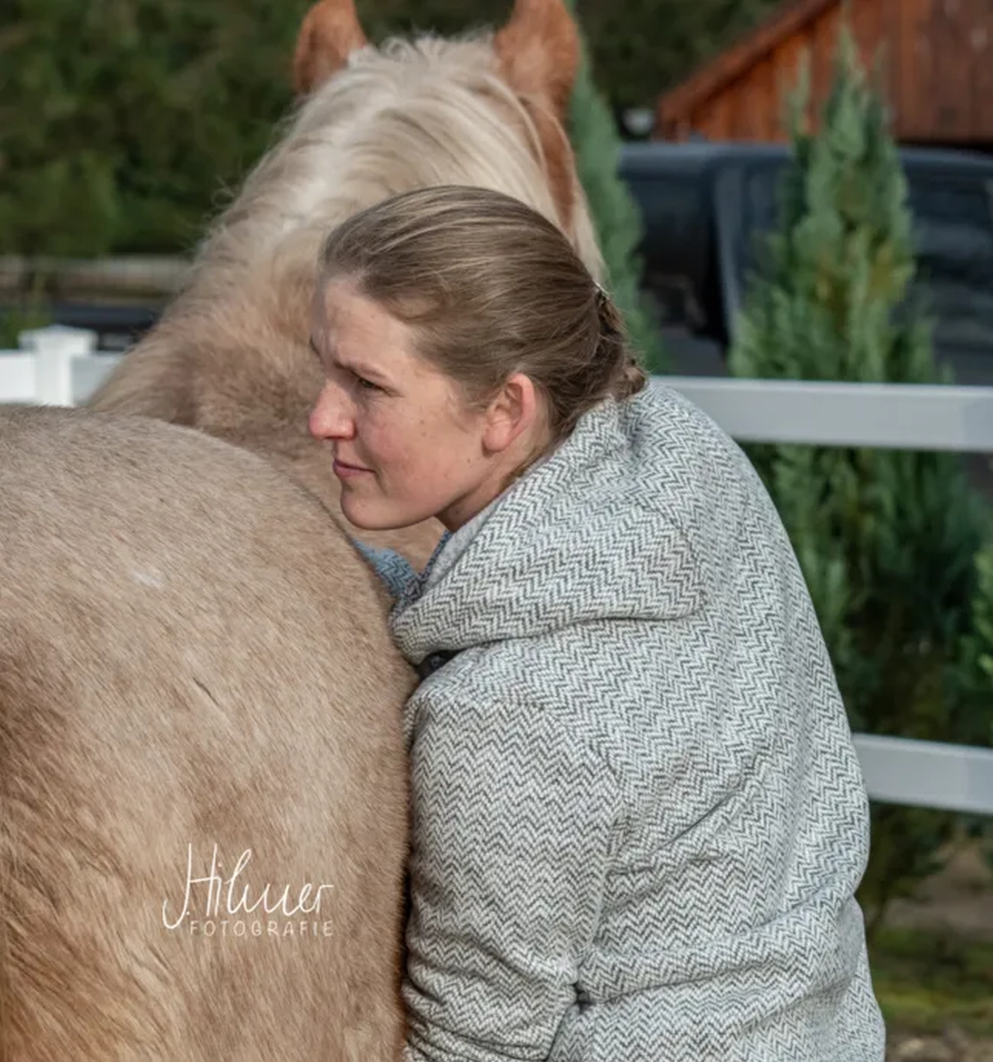 Annika Malzahn mit Pferd von Visionäre Pferdeosteopathie