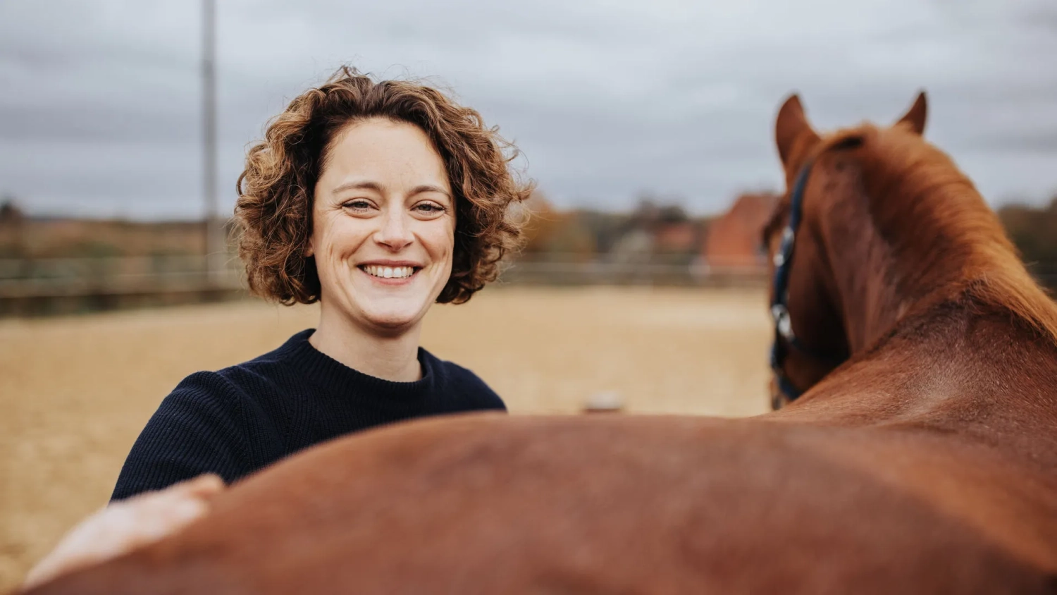 Katharina Brauer mit Pferd von Visionäre Pferdeosteopathie