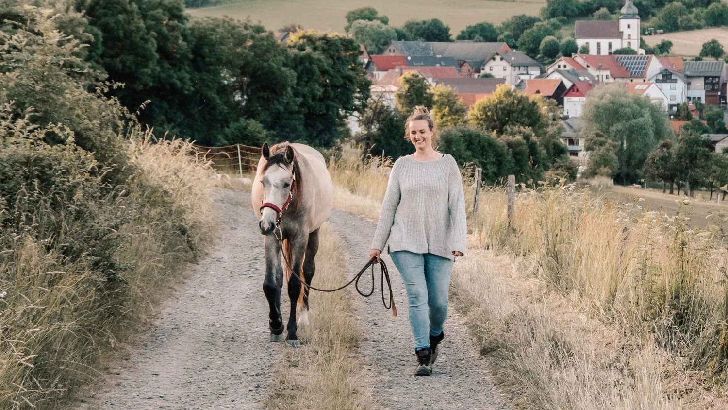 Julia Dach mit Pferd von Visionäre Pferdeosteopathie
