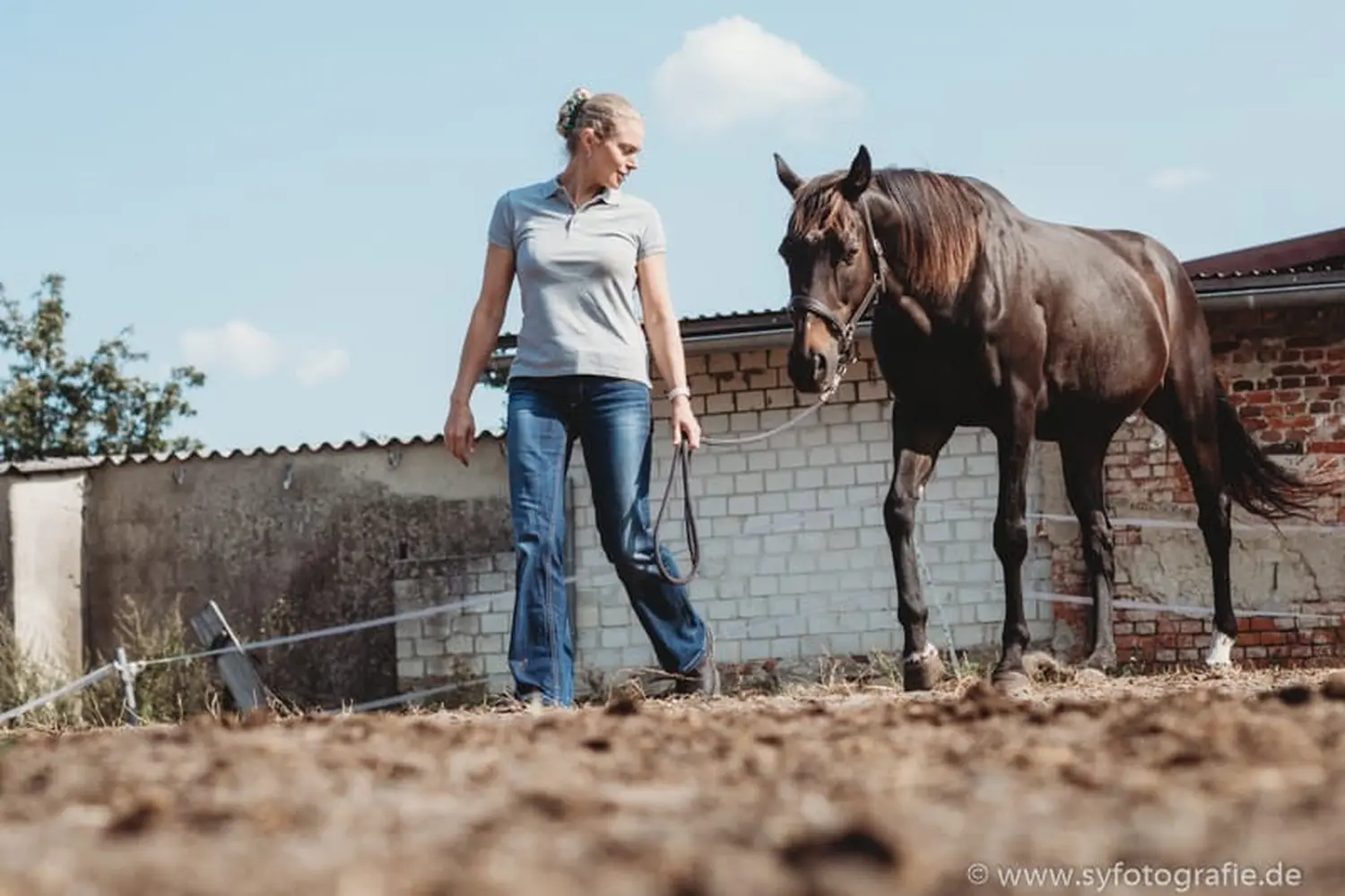 Kira Kappel mit Pferd von Visionäre Pferdeosteopathie