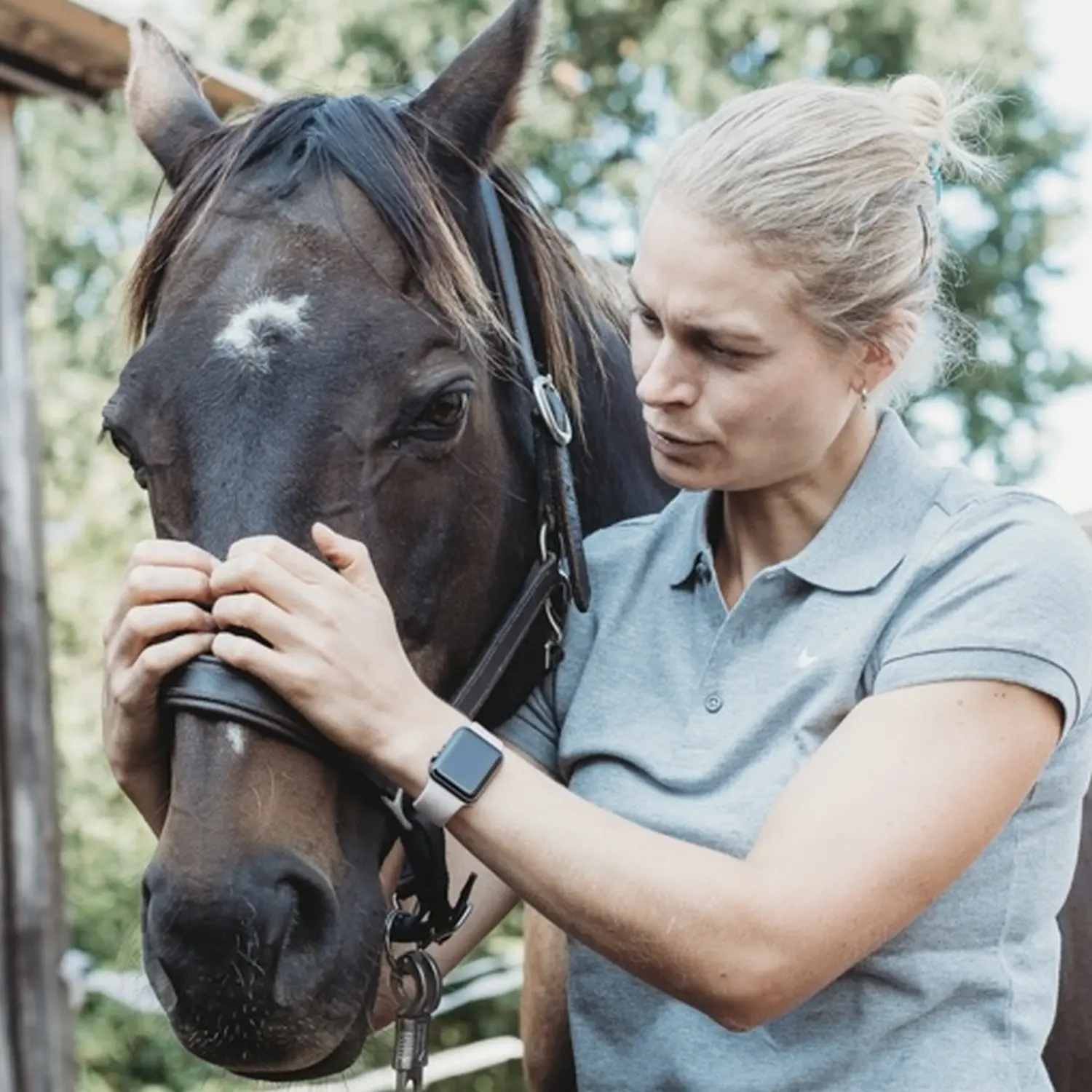 Kira Kappel küsst Pferd von Visionäre Pferdeosteopathie
