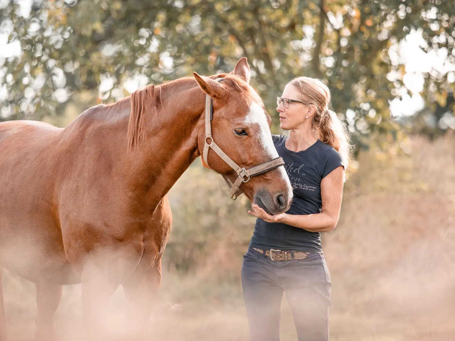 Kira Kappel mit Pferd von Visionäre Pferdeosteopathie